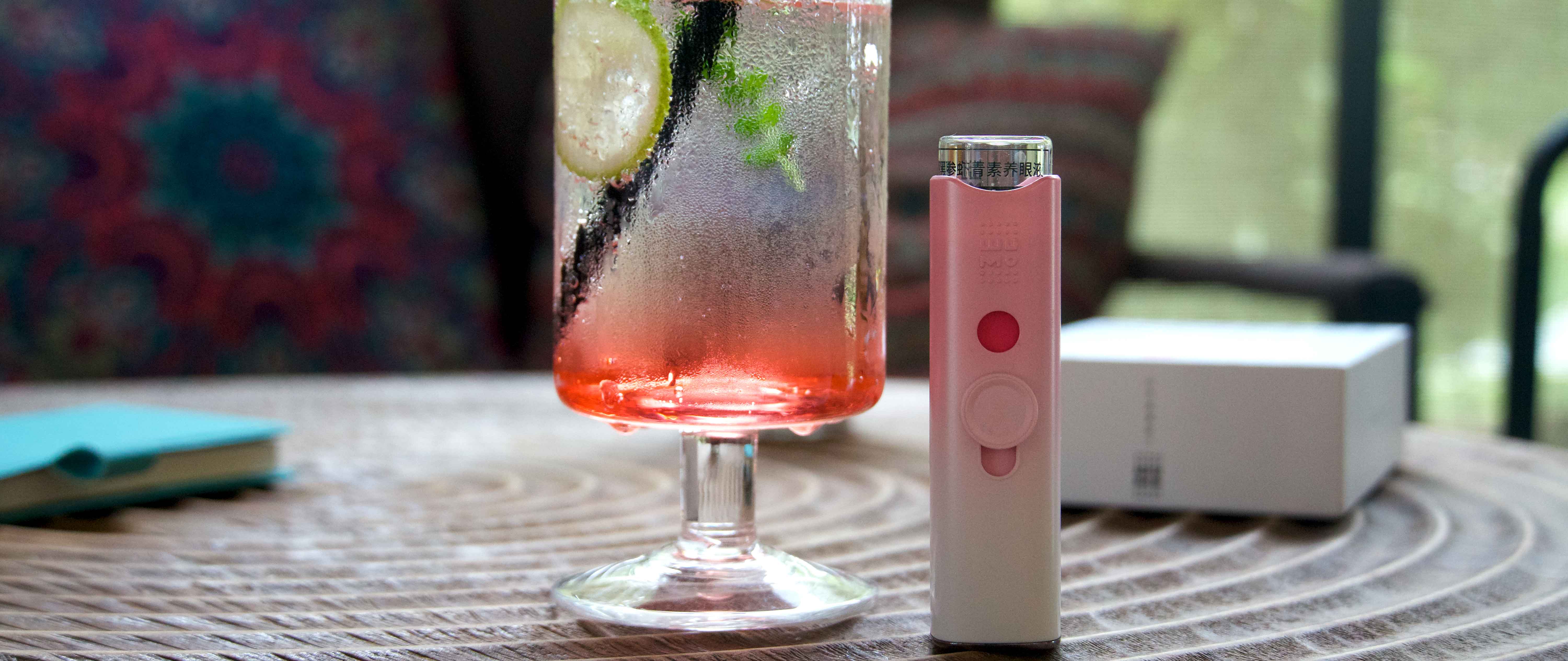 A-relax-hogar-ambiente-con-un-persona-realizar-un-calmante-ojo-ritual de bienestar