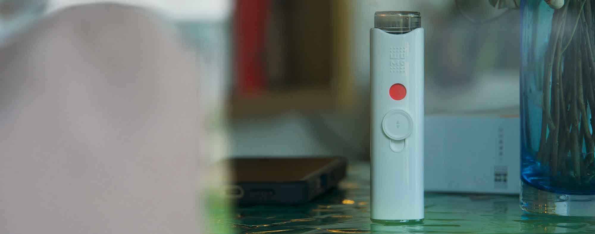 Una persona estacionada de manera segura en su automóvil, usando-a-Wumo-Eye-Hydrator para refrescar sus ojos antes de continuar su viaje